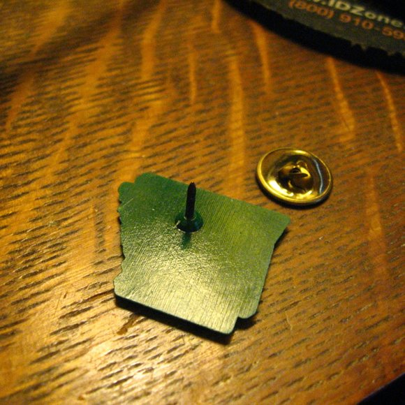 Arkansas USA Vintage Map Lapel Pin - Picture 4 of 4